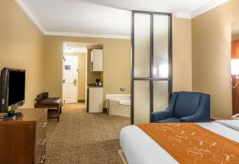 Comfort Suites Savannah North has rooms with a private hot tub