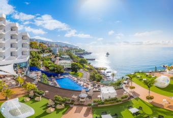 Hotel Baia Azul allows 18 year olds to book a room