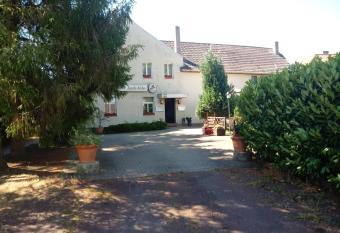 Gasthof Jacobsh  he allows 18 year olds to book a room