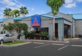 Studio 6 Pensacola. Fl- West I-10 allows 18 year olds to book a room