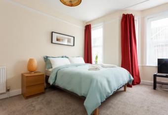 Stylish Town Centre Apartment Close to Beach and Shops allows 18 year olds to book a room