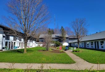 Jolly Roger Inn & Resort has rooms with a private hot tub