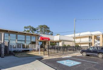 Econo Lodge Thomasville has Smoking rooms
