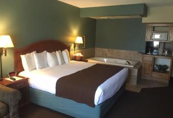 AmericInn by Wyndham Chippewa Falls has rooms with a private hot tub