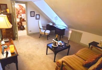 General Warren has rooms with a private hot tub