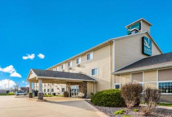 Quality Inn & Suites Eldridge Davenport North has rooms with a private hot tub