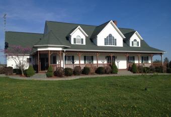 Green Gables Bed & Breakfast has Balcony rooms