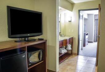 Comfort Suites Near Seaworld has rooms with a private hot tub