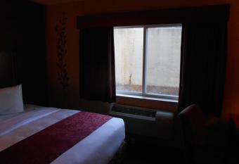 Americinn By Wyndham Mcalester has rooms with a private hot tub