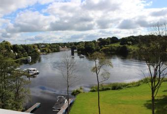 Lakeside Studio 2 Loft Apartment allows 18 year olds to book a room