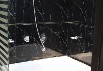                                              -Laylati Al Yarmouk has rooms with a private hot tub