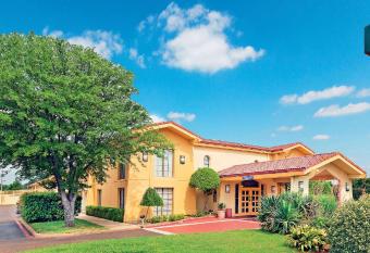 The Grand by Capital O Texarkana I-30 has Smoking rooms
