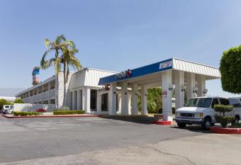 Motel 6 Claremont Ca has Smoking rooms