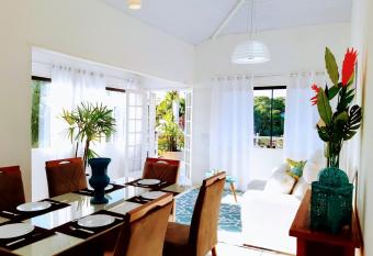 Espetacular Casa 3 SU  TES cozinha varanda vista a passos da praia has Balcony rooms