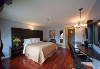 Quality Hotel Fallsview Cascade has rooms with a private hot tub