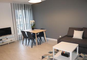 STUDIO CENTRE VILLE COMPI  GNE allows 18 year olds to book a room