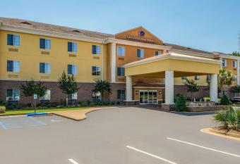 Comfort Suites allows 18 year olds to book a room