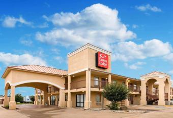 Econo Lodge Hillsboro I-35 has Smoking rooms
