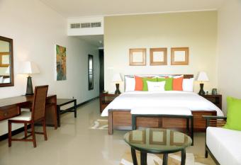 DoubleTree by Hilton Seychelles Allamanda Resort & Spa has rooms with a private hot tub