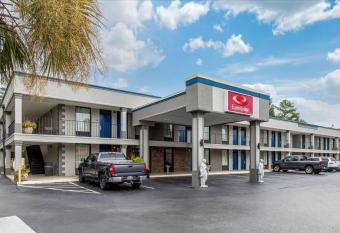 Econo Lodge has Smoking rooms