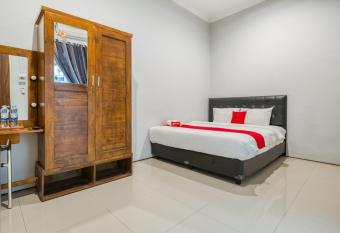 RedDoorz near Surabaya Zoo allows 18 year olds to book a room