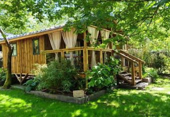 Camping le Marache allows 18 year olds to book a room