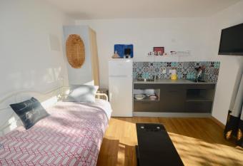 Florette - Menton has Balcony rooms