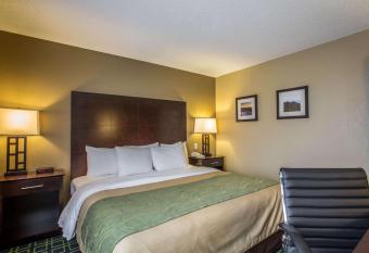 Quality Inn Franklin has rooms with a private hot tub