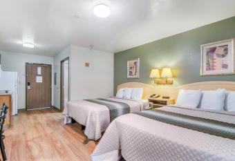 HomeTowne Studios & Suites by Red Roof Bentonville has Smoking rooms