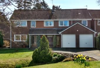 Nant Gloyw Oswestry allows 18 year olds to book a room