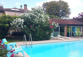 La Villa des Violettes has Balcony rooms