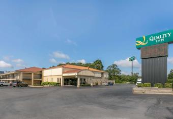 Quality Inn has Smoking rooms
