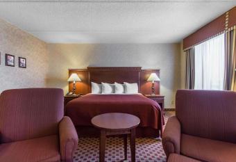 Quality Inn & Suites Bay Front has rooms with a private hot tub