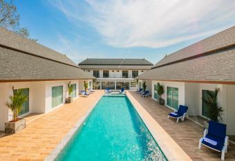 Amadha Villas Retreat - Free Tuk-Tuk Service To the Beach has rooms with a private hot tub