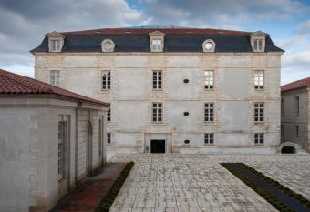 R  sidence de l Arsenal Royal - Meubl  s de Tourisme has Balcony rooms