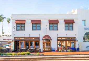 Riviera Beach House has Balcony rooms
