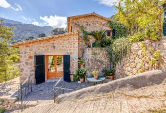 Casa Catalina allows 18 year olds to book a room