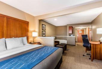 Comfort Inn & Suites Airport-American Way has rooms with a private hot tub