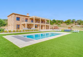 Ca n Gatulux has Balcony rooms