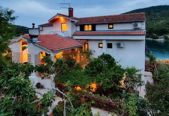 Apartments Malo Lago has Balcony rooms