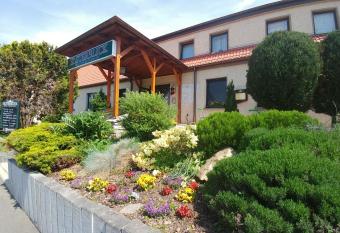 Hotel-Restaurant Elsterblick allows 18 year olds to book a room