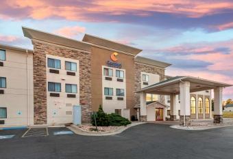 Comfort Inn and Suites Pueblo has rooms with a private hot tub