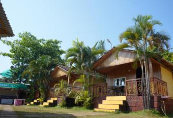 Nisarga Lake Resort has rooms with a private hot tub