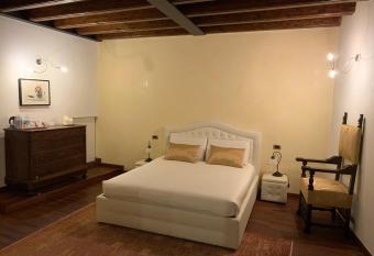 Quinta Quadra has rooms with a private hot tub