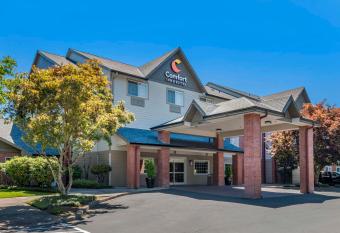 Comfort Inn and Suites Tualatin - Lake Oswego South allows 18 year olds to book a room