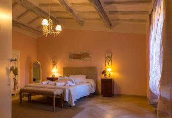 Terra di Cortona has rooms with a private hot tub