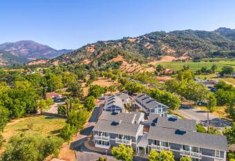 UpValley Inn and Hot Springs Ascend Hotel Collection has Balcony rooms