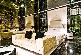 Royal Group Motel Ming Zu Branch has rooms with a private hot tub