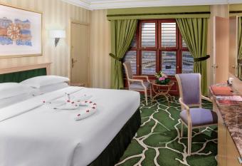 Makkah Hotel has rooms with a private hot tub