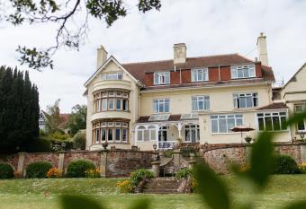 Northfield Hotel allows 18 year olds to book a room